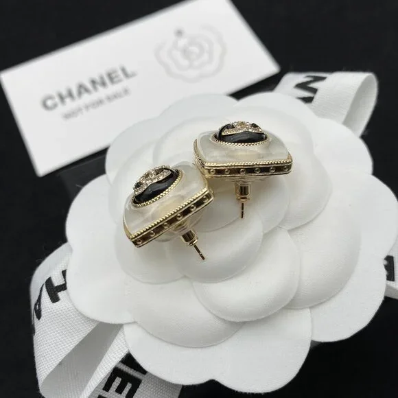 Chanel - Picture 3 of 4